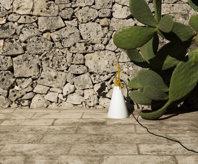 Mayday Outdoor, l’iconica lampada di Flos esce all’aria aperta