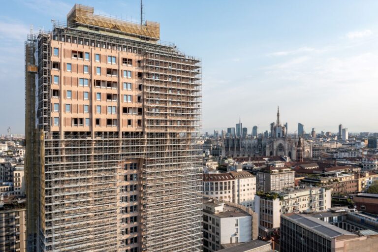 Torre Velasca, il colore di facciata che sorprende e anticipa gli esiti della ristrutturazione