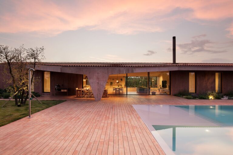 Casa con piscina a Padova: MIDE Architetti punta sul design essenziale