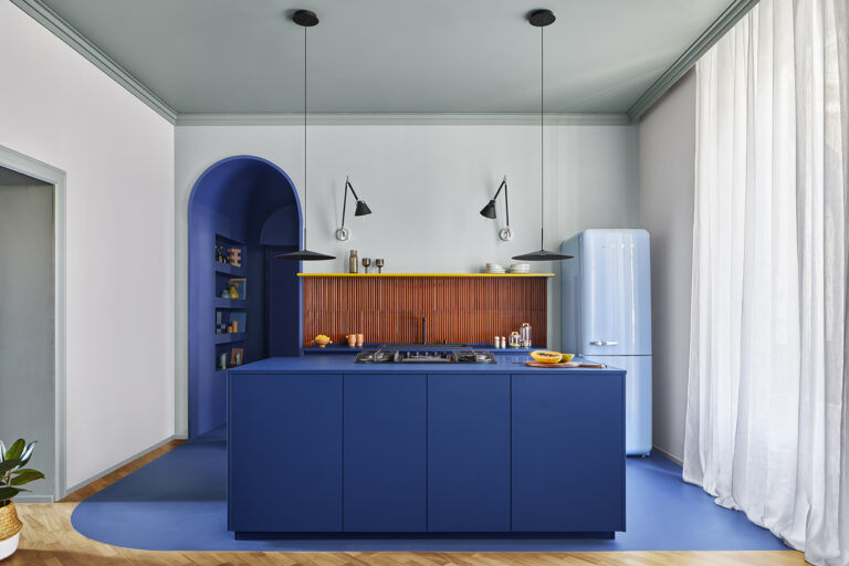 Nuovo stile milanese: l’appartamento di Chromastudio punta su arte e colore