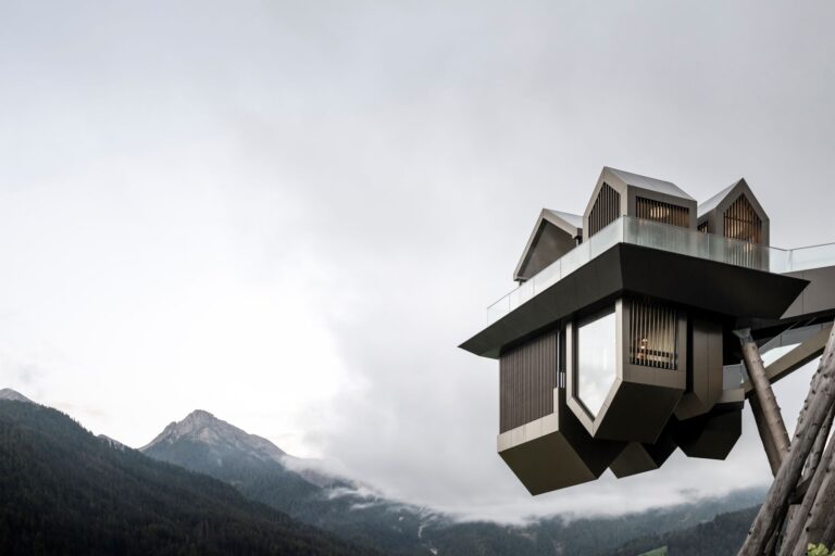 Hub of Huts: il villaggio wellness capovolto di noa*