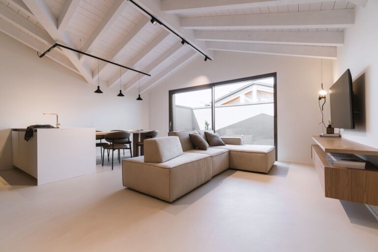 ZDA, la sobria architettura di Casa Miti tra legno e cemento