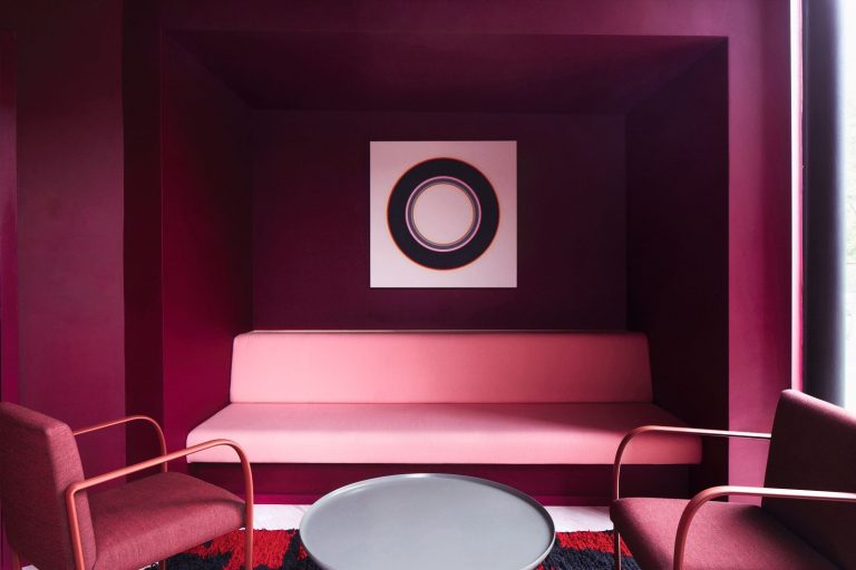 Viva Magenta, il colore del 2023 conquista il design