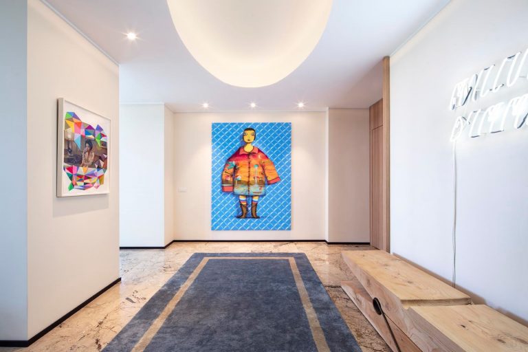 Design icons and works of art: the bourgeois elegance of an apartment in Milan