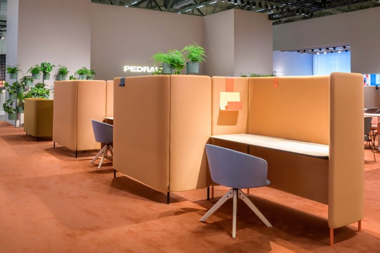 Buddyhub desk, il workspace di Pedrali a prova di rumore