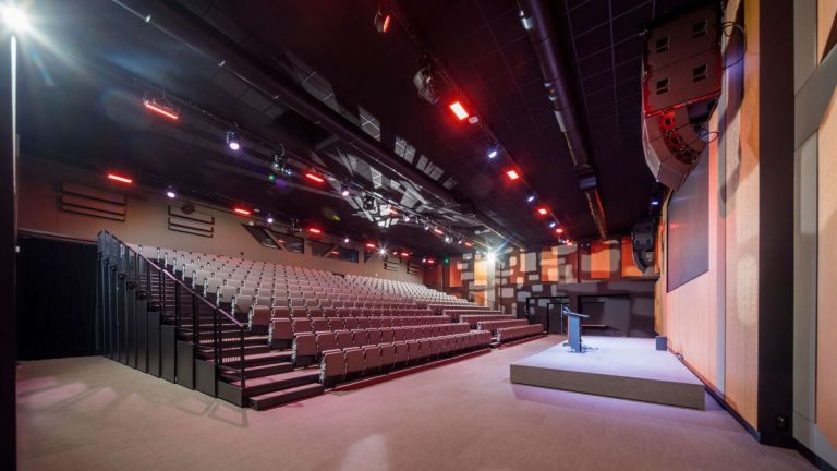LAMM riconfigura l’auditorium di Fanuc con la sua Floor Technology