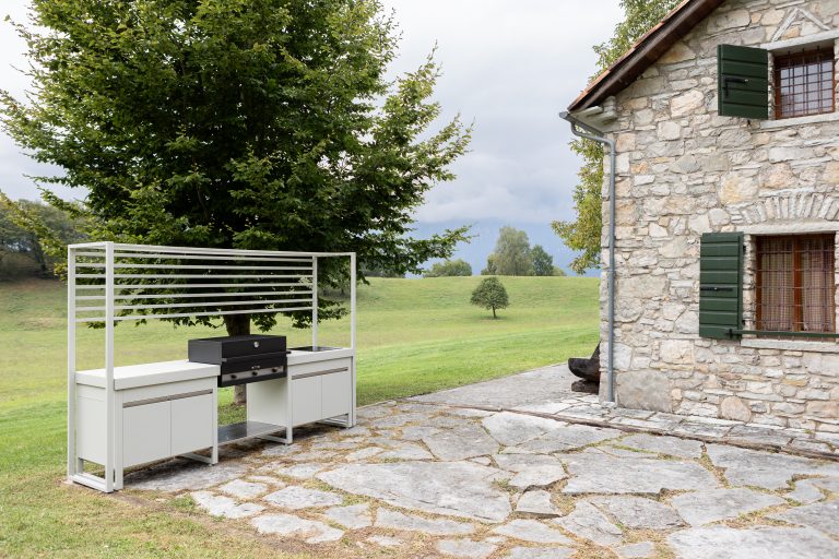 La nuova tonalità bianco Seta Materica per la cucina outdoor di Fògher