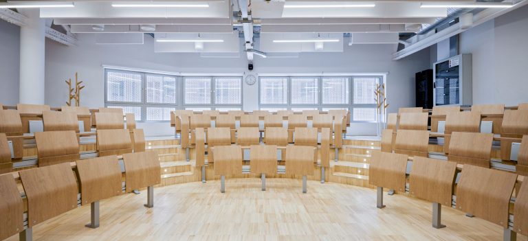 Gli arredi di LAMM sono i protagonisti degli spazi della ESCP Business School di Torino