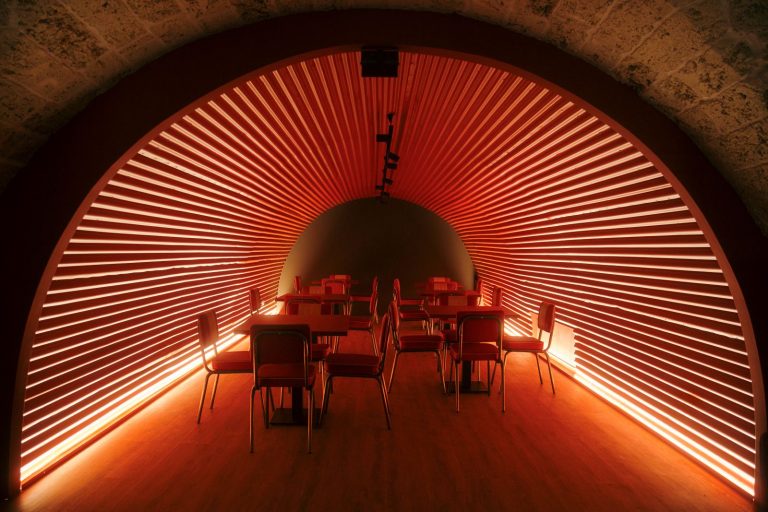 Retrofuturismo a Taviano: il rinnovo della Birreria Showbiz firmato FMA Architettura