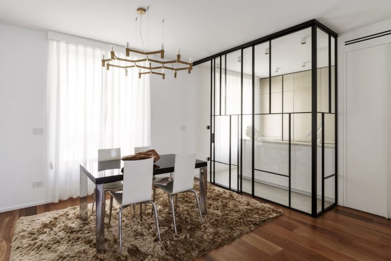 Ristrutturazione sartoriale a Torino: l’appartamento di kkarchitecture tra serre domestiche e boiserie fluide