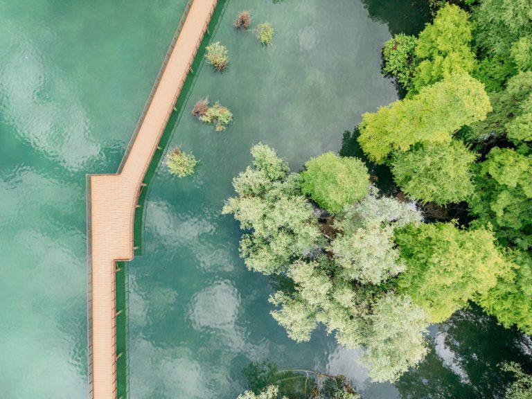 Passerella di Sarnico sul Lago d’Iseo, l’armonia tra architettura e natura grazie al Décowood di Déco