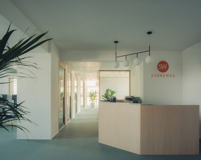 Eleganza e luce naturale nella nuova sede di Stoneweg Italy a Milano