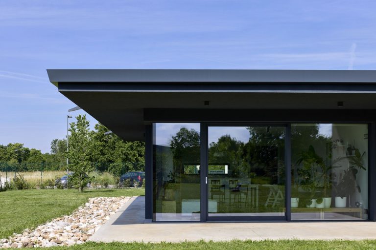 Casa GG: il rifugio di vetro che amplia la vita quotidiana a Udine