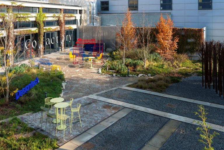 Una nuova corte ecologica unisce memoria e socialità nel distretto di Milano Certosa