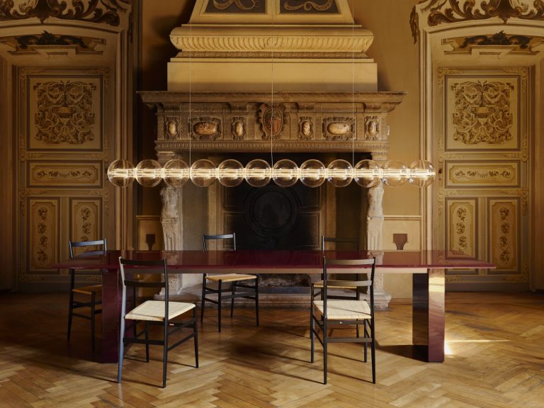 Flos e Ronan Bouroullec: la poesia della luce sospesa tra sfera e cilindro