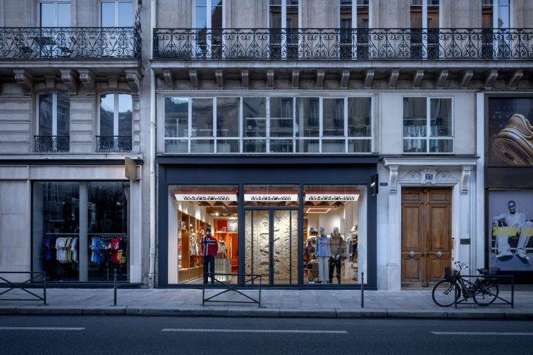 Napapijri svela a Parigi il nuovo concept retail tra energia urbana e spirito outdoor