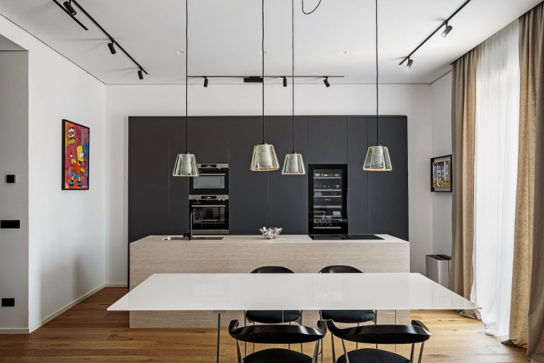 Design su misura e dualismo cromatico: la nuova anima di un appartamento a Cuneo