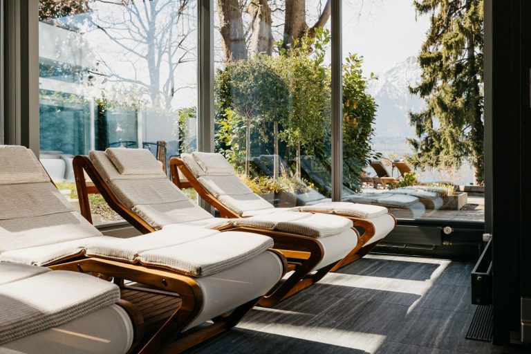 Sostenibilità e design alpino: l’arredo outdoor Atmosphera per l’Hotel BEATUS in Svizzera