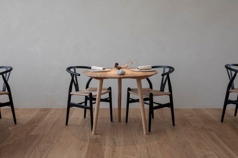 Carl Hansen & Søn e Abba Milano: l’essenzialità del design incontra l’alta cucina stellata