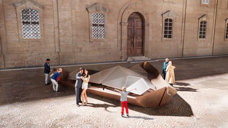 AGO Modena, CRA e Chuck Hoberman presentano il tetto origami