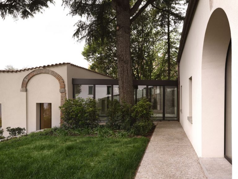Parisotto+Formenton regala nuova vita a una dimora di un borgo euganeo