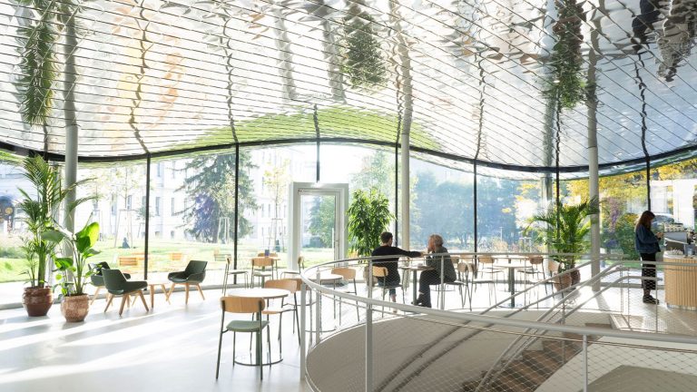Tavoli e sedie Thonet arredano il VISTA Coffee Lab