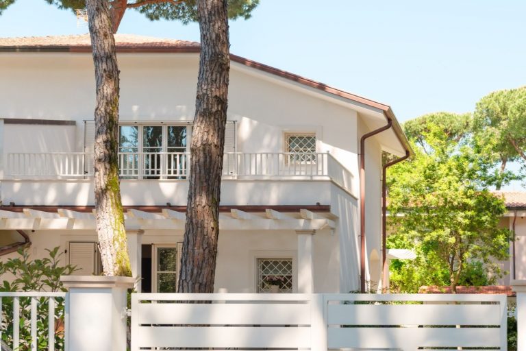 DEFERRARI+MODESTI: lusso informale in una villa a Forte dei Marmi