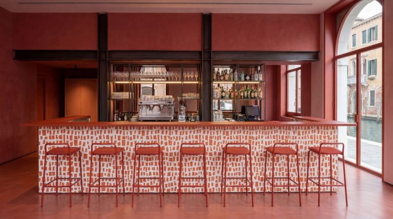 Abet Laminati lancia la collezione Venezia: nuove superfici decorative per architettura e arredo